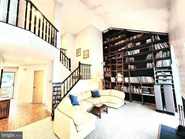 15 LAUREL CIR, Newtown, PA 18940
