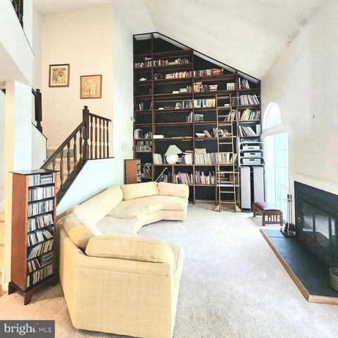 15 LAUREL CIR, Newtown, PA 18940