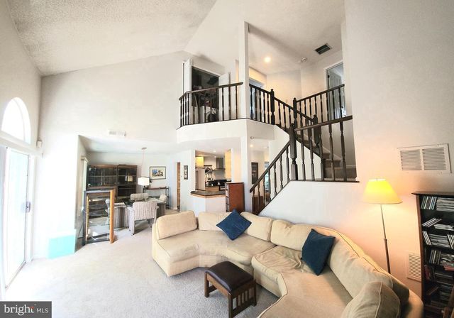 15 LAUREL CIR, Newtown, PA 18940