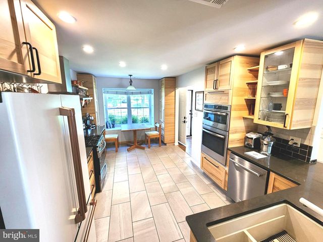 15 LAUREL CIR, Newtown, PA 18940