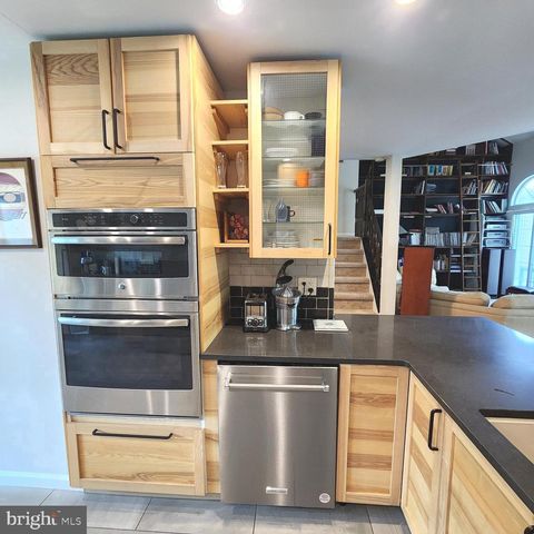 15 LAUREL CIR, Newtown, PA 18940