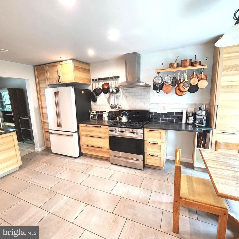 15 LAUREL CIR, Newtown, PA 18940
