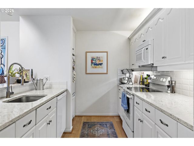 1710 S HARBOR Way 401, Portland, OR 97201