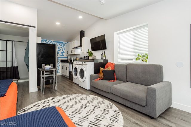 522 East Saint Louis Avenue, Las Vegas, NV 89104