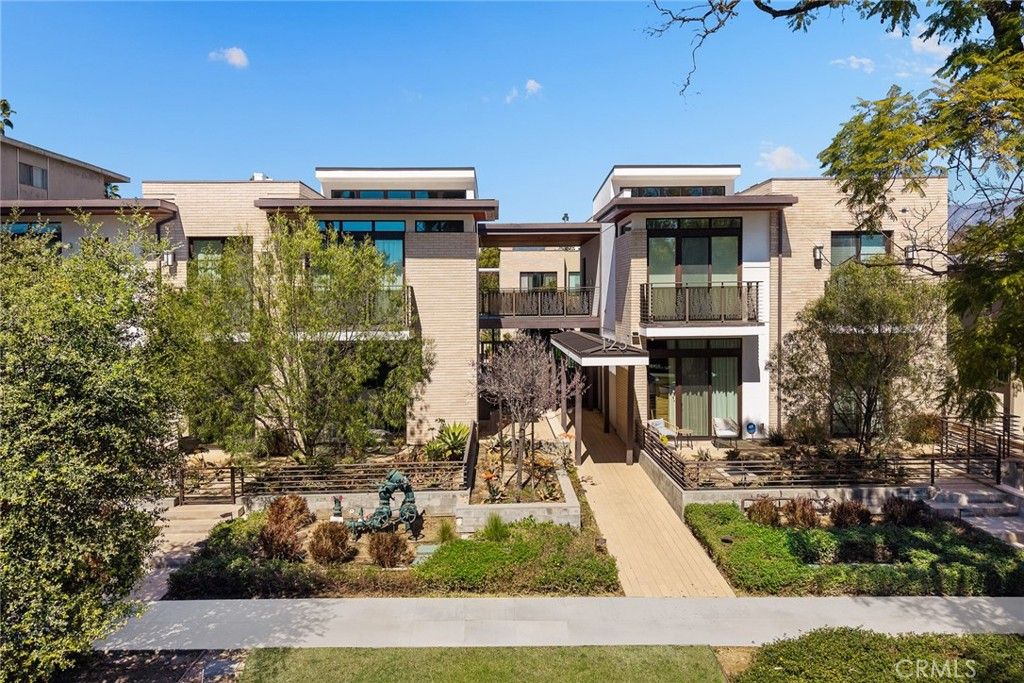 Image 1 of property listing at 125 Hurlbut 209, Pasadena, CA 91105