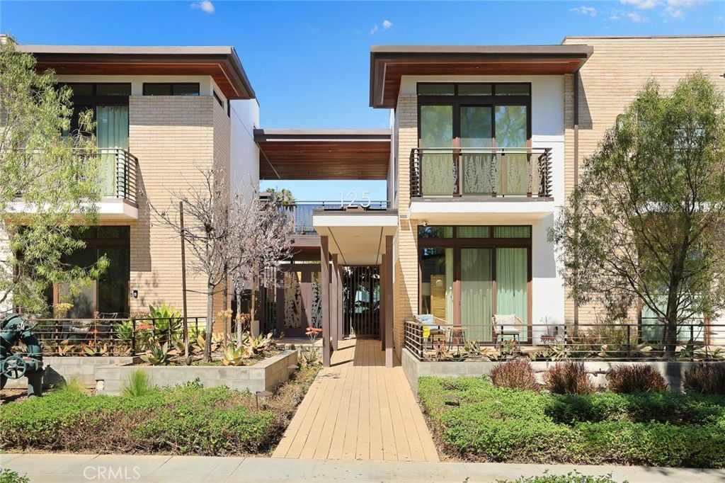 Image 2 of property listing at 125 Hurlbut 209, Pasadena, CA 91105