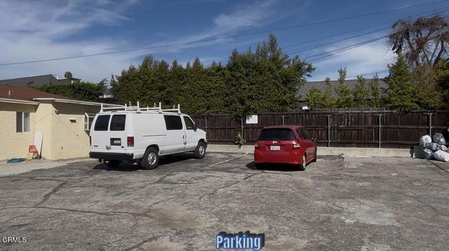 1104 N Lake Avenue, Pasadena, CA 91104