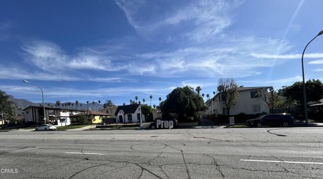 1104 N Lake Avenue, Pasadena, CA 91104