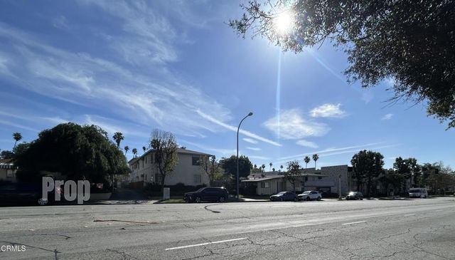 1104 N Lake Avenue, Pasadena, CA 91104