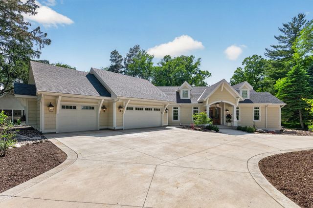 94 Neptune Street, Mahtomedi, MN 55115