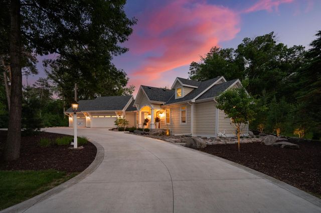 94 Neptune Street, Mahtomedi, MN 55115