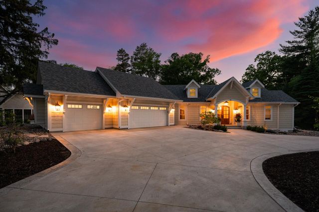 94 Neptune Street, Mahtomedi, MN 55115