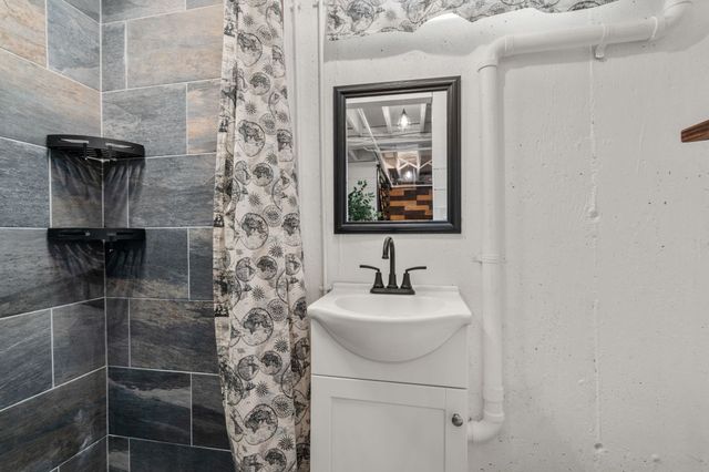 49 Elmwood St, Auburn, MA 01501