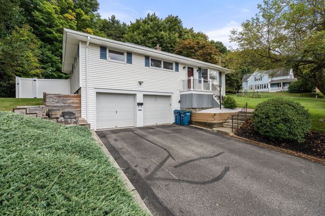 49 Elmwood St, Auburn, MA 01501
