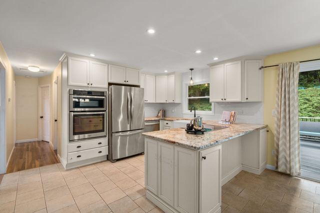 49 Elmwood St, Auburn, MA 01501