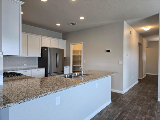 101 Stellamar DR, Hutto, TX 78634