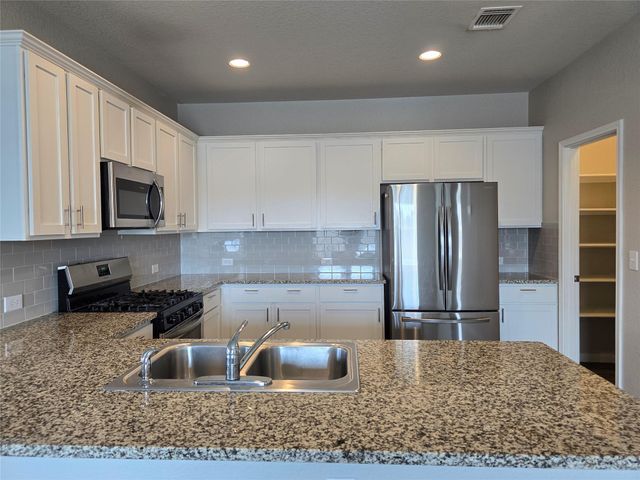 101 Stellamar DR, Hutto, TX 78634