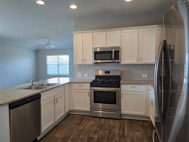 101 Stellamar DR, Hutto, TX 78634