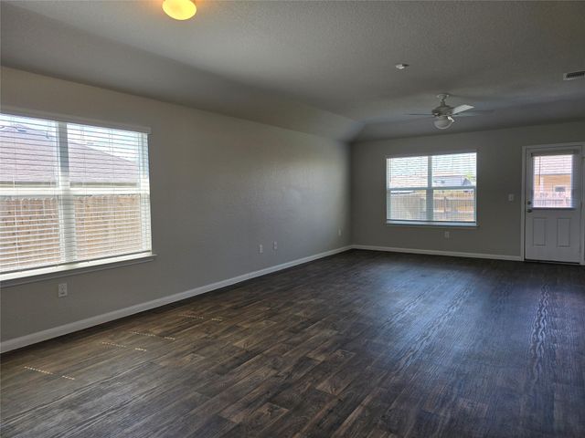 101 Stellamar DR, Hutto, TX 78634