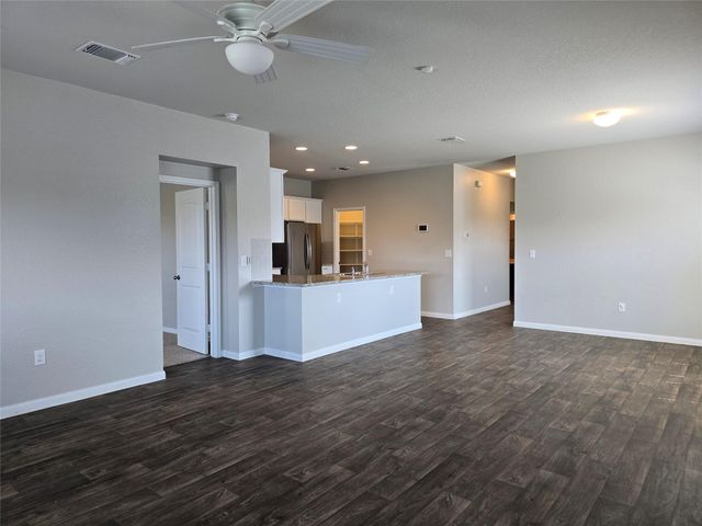 101 Stellamar DR, Hutto, TX 78634