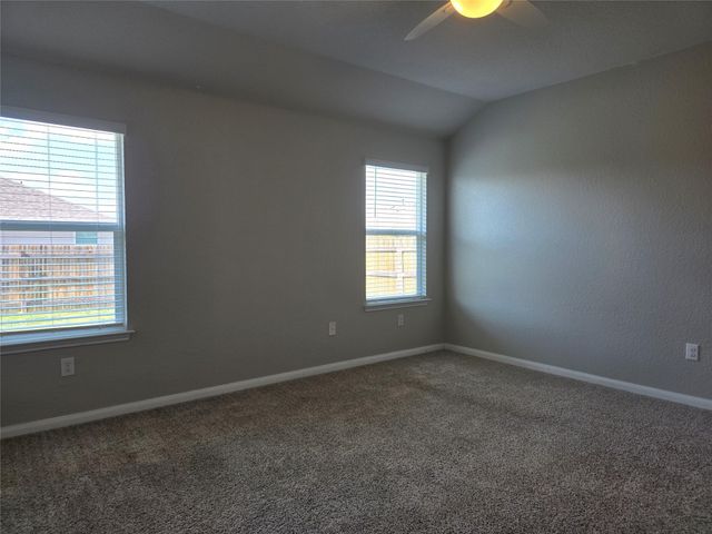 101 Stellamar DR, Hutto, TX 78634