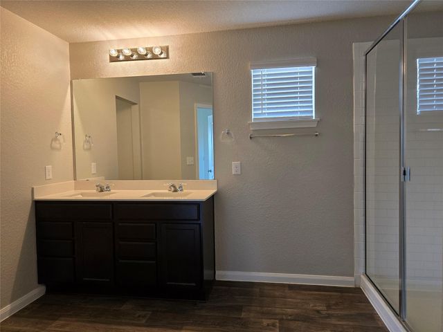 101 Stellamar DR, Hutto, TX 78634