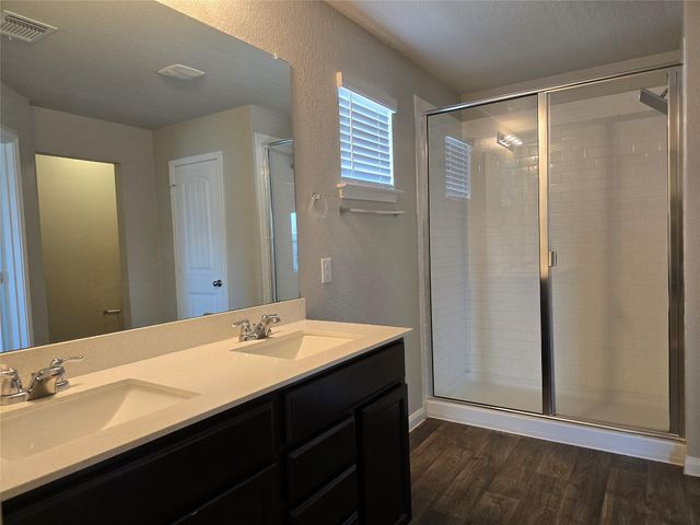 101 Stellamar DR, Hutto, TX 78634