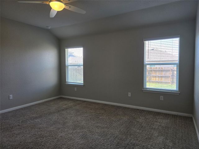 101 Stellamar DR, Hutto, TX 78634