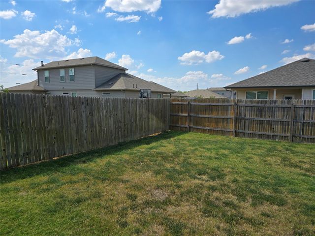 101 Stellamar DR, Hutto, TX 78634