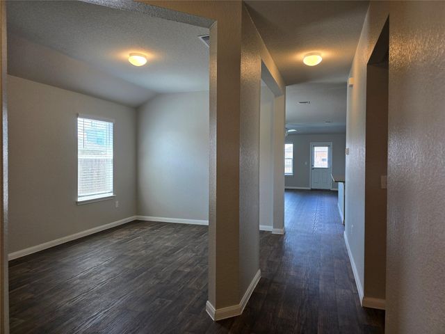 101 Stellamar DR, Hutto, TX 78634