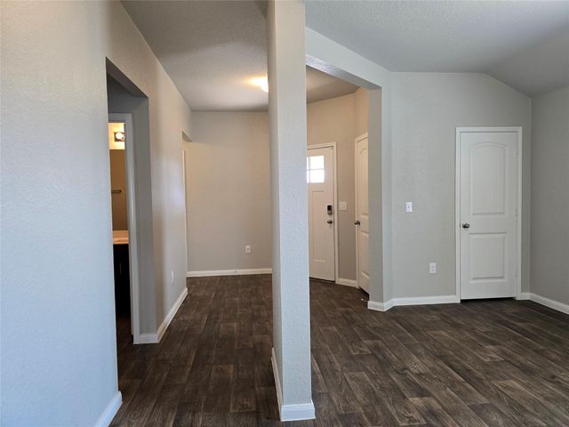 101 Stellamar DR, Hutto, TX 78634