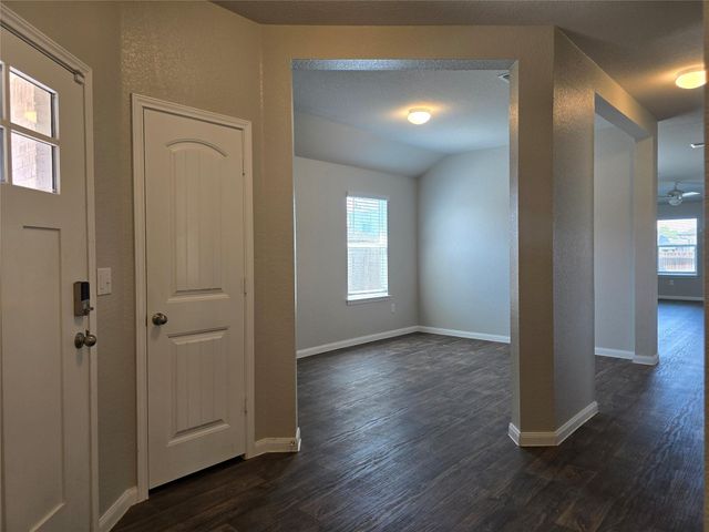 101 Stellamar DR, Hutto, TX 78634