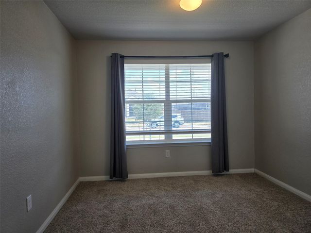 101 Stellamar DR, Hutto, TX 78634