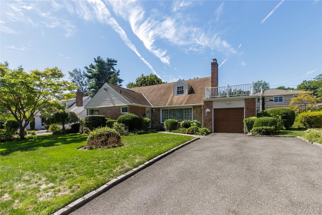 13 Linda Road, Port Washington, NY 11050