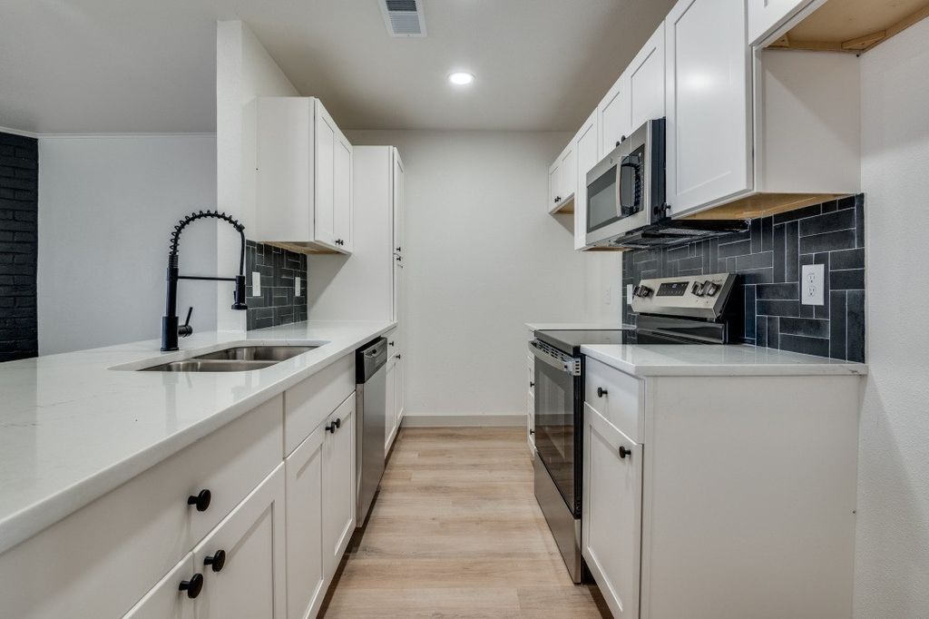 28 W Mountain Creek Drive 27, Grand Prairie, TX 75052