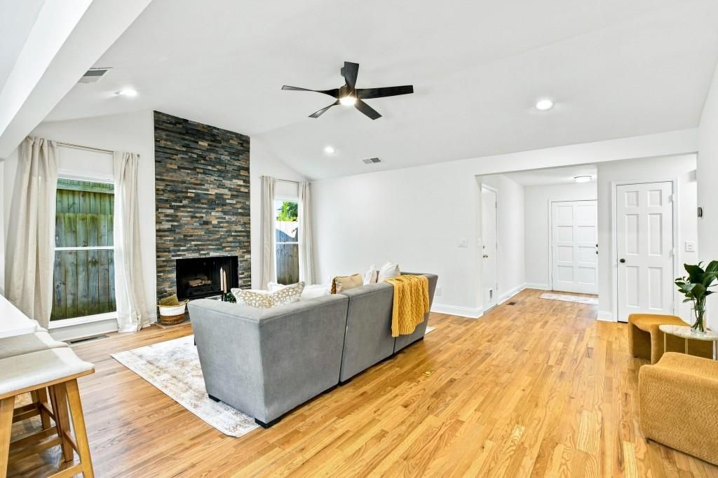 Image 8 of property listing at 1113 Capital Club Circle NE, Brookhaven, GA 30319