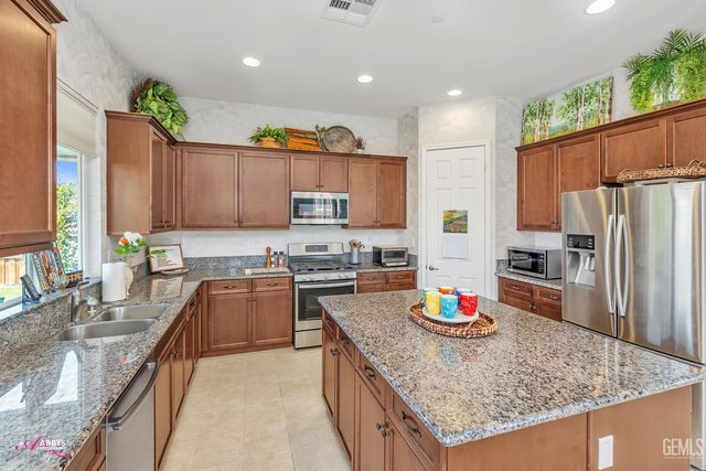 9803 Petersburg Place, Bakersfield, CA 93306