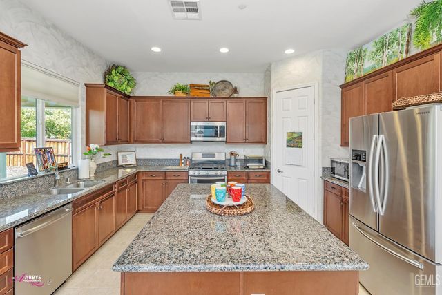 9803 Petersburg Place, Bakersfield, CA 93306