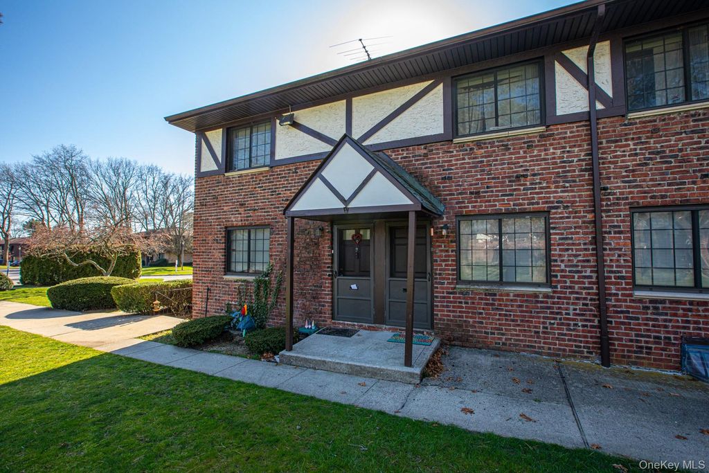 99 Newbrook Lane 99, Bay Shore, NY 11706 — photo 2
