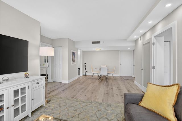 6815 Willow Wood Drive 4073, Boca Raton, FL 33434