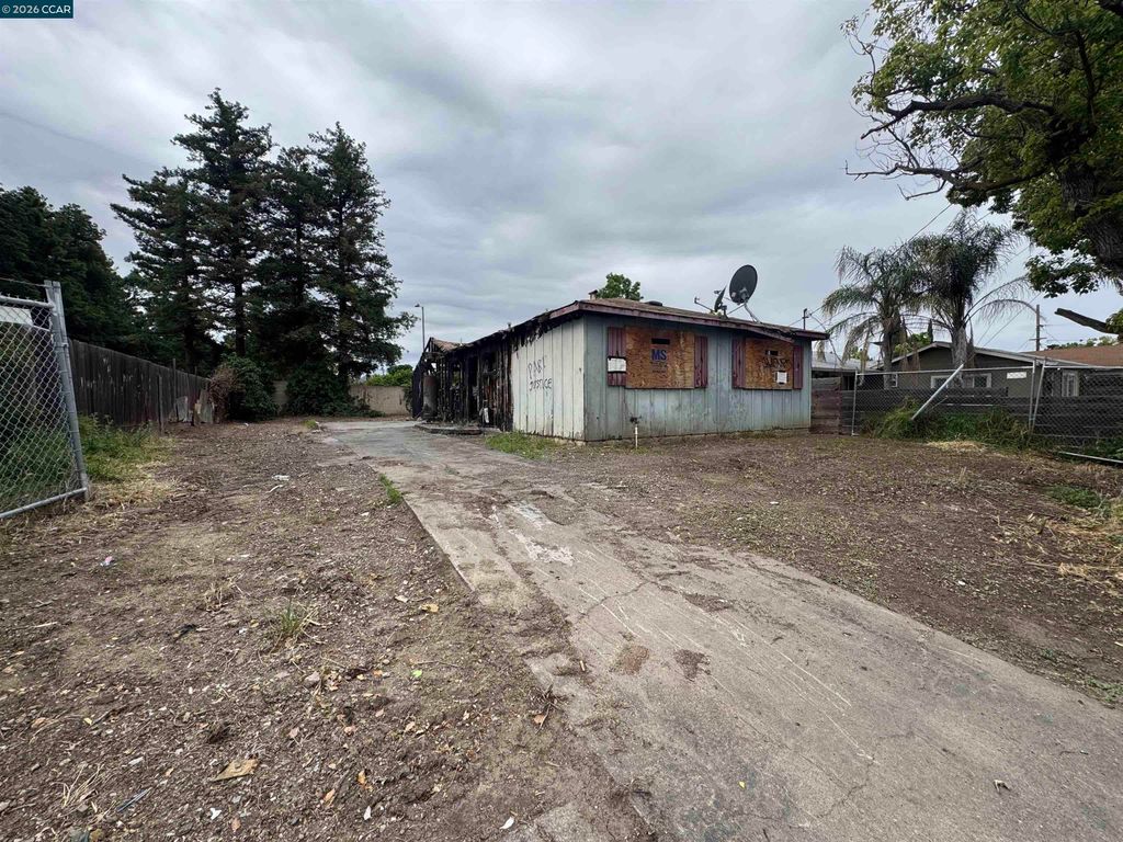 652 School St, Pittsburg, CA 94565