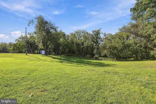 2016 EAGLE SCHOOL RD, Martinsburg, WV 25404