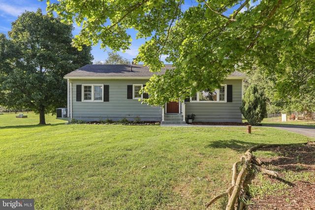 2016 EAGLE SCHOOL RD, Martinsburg, WV 25404