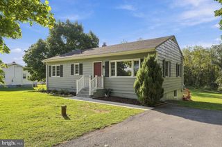 2016 EAGLE SCHOOL RD, Martinsburg, WV 25404