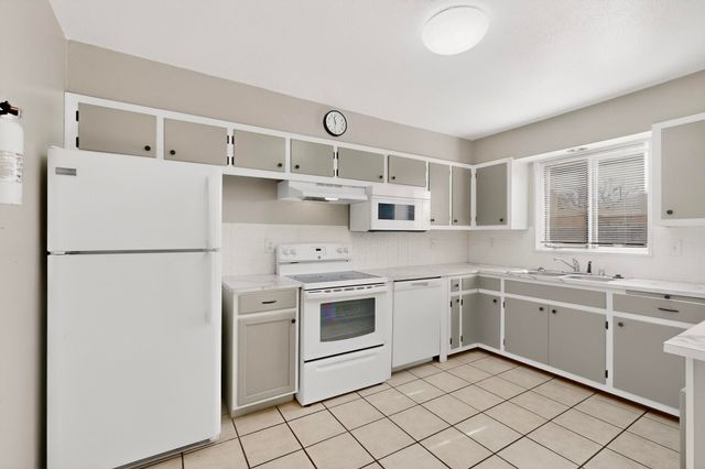 9900 Mesa Arriba Avenue NE, Albuquerque, NM 87111