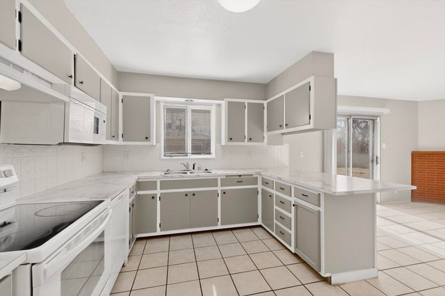 9900 Mesa Arriba Avenue NE, Albuquerque, NM 87111