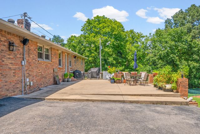 1939 Seven Mile Ferry Rd, Clarksville, TN 37040