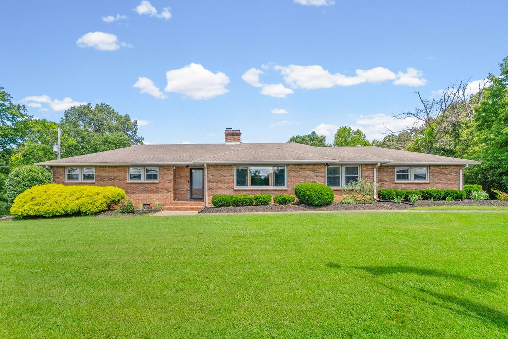 1939 Seven Mile Ferry Rd, Clarksville, TN 37040