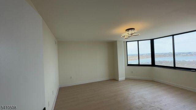 1740 Harmon Cove Tower, Secaucus Town, NJ 07094