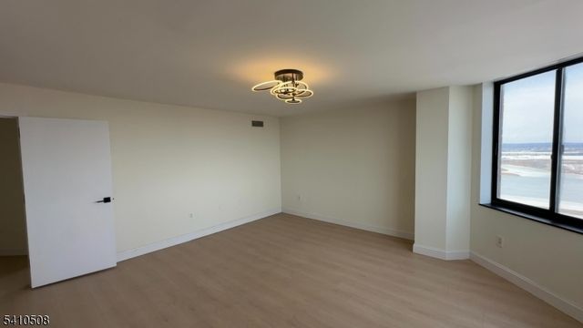 1740 Harmon Cove Tower, Secaucus Town, NJ 07094